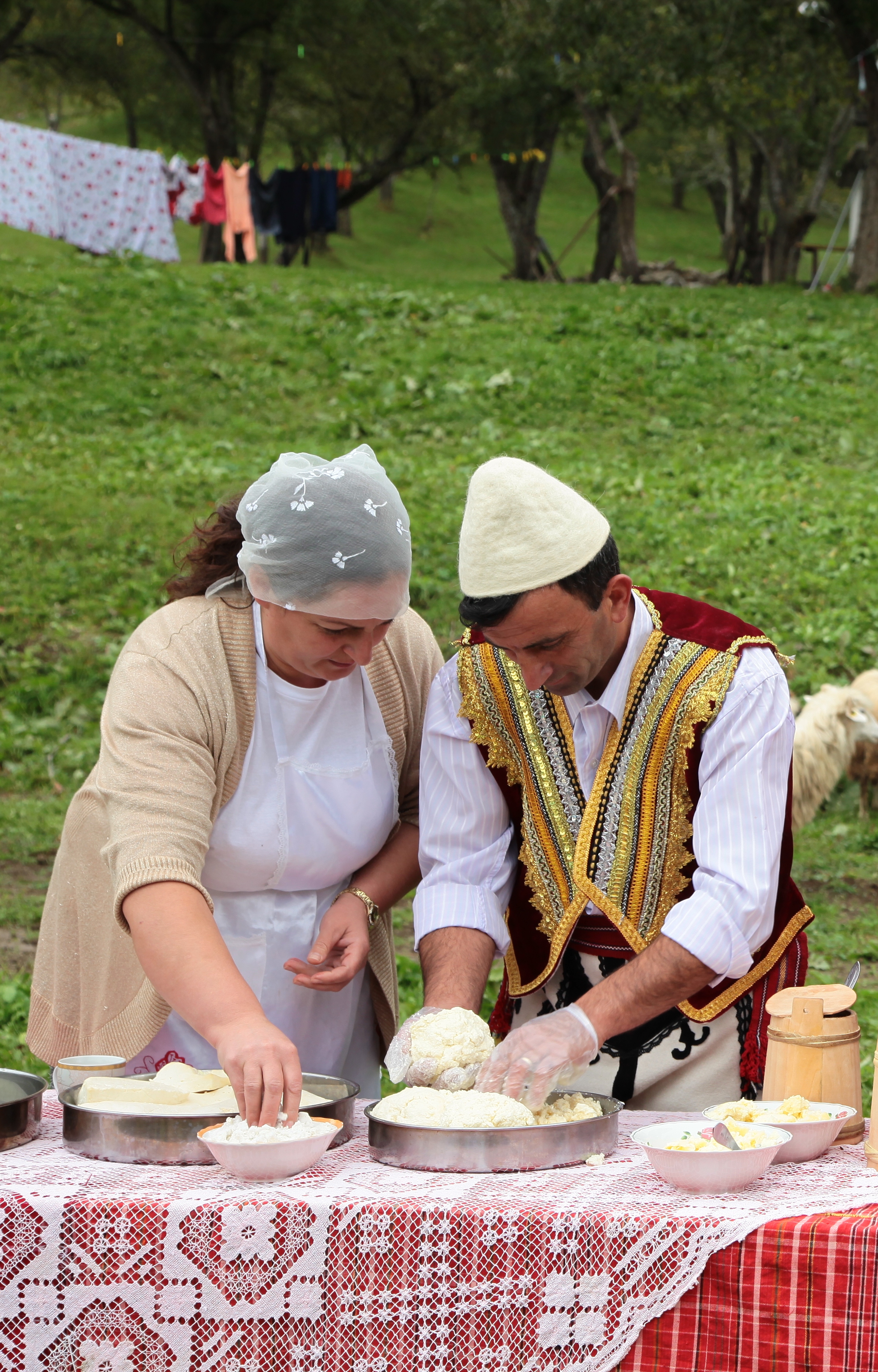 Preparazione dell’antichissimo formaggio tradizionale “Mishavine”, tipico dei villaggi di Lepushe e Vermosh, del Nord Kelmend, Alpi Albanesi nominato Presidio Slowfood.